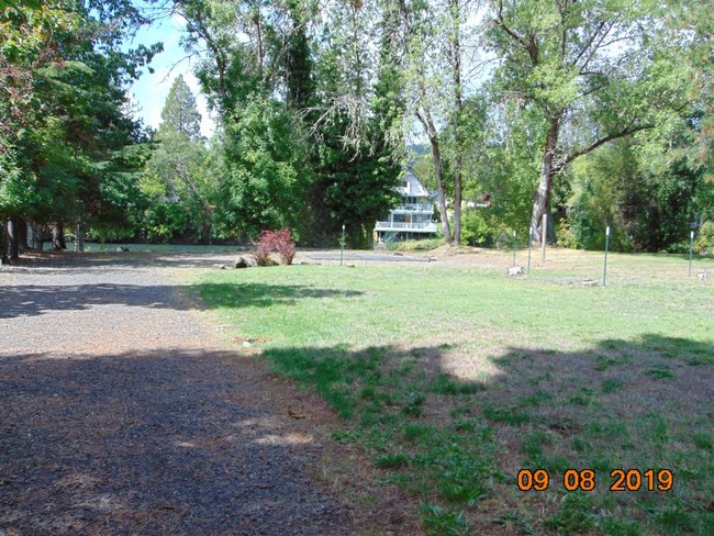 Building Photo - Riverfront Home near Shady Cove