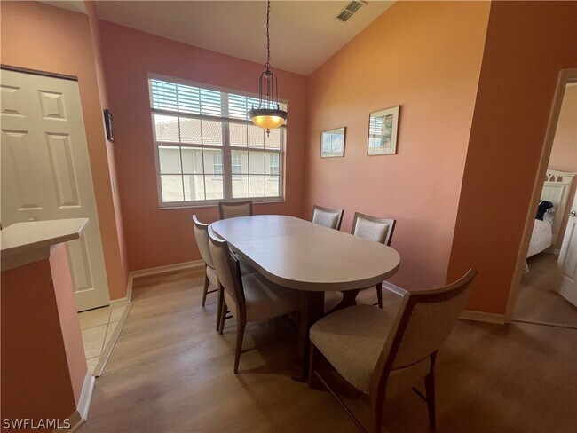Foto del edificio - 2021 Crestview Way