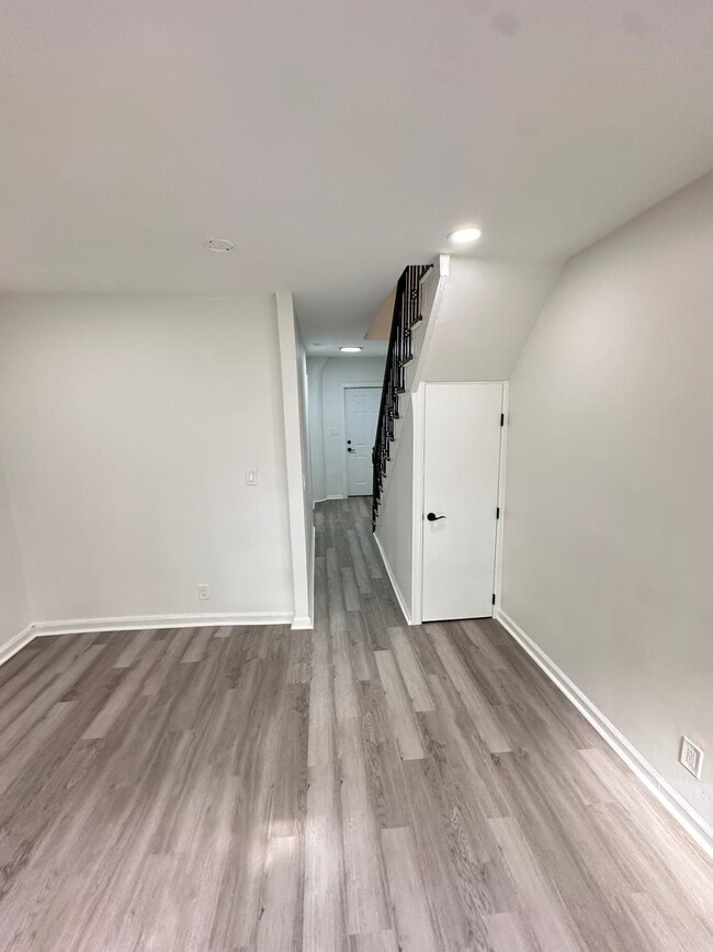 Building Photo - 109 S 7th Ave