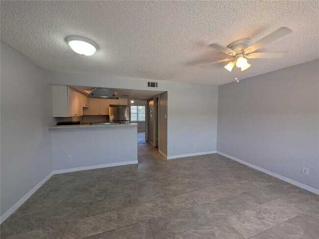 Foto del edificio - 6415 S Roberts Ave