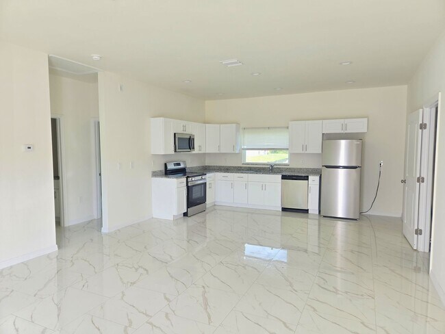 Foto del edificio - Great location in Lehigh Acres-Three Bedroom 2 bath/ Large Back yard!