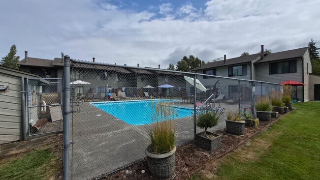 Foto del edificio - HALF OFF 1 MONTH RENT IF YOU MOVE IN BY THE END OF NOVEMBER!   2 Bedroom 1.5 Bath Townhome with P...