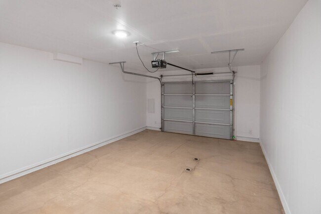 Foto del edificio - Grand Opening Special! $999 BASE RENT! Bea...