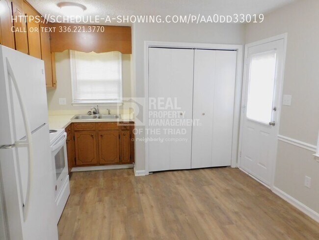 Building Photo - Updated 2BR/1BA Apartment in Greensboro!