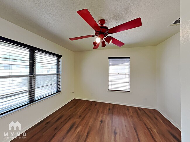 Foto del edificio - 4802 Hilldale Dr