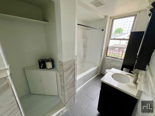 Foto del edificio - 3BR 1BA w/ On Site Laundry & In Fully Gut ...