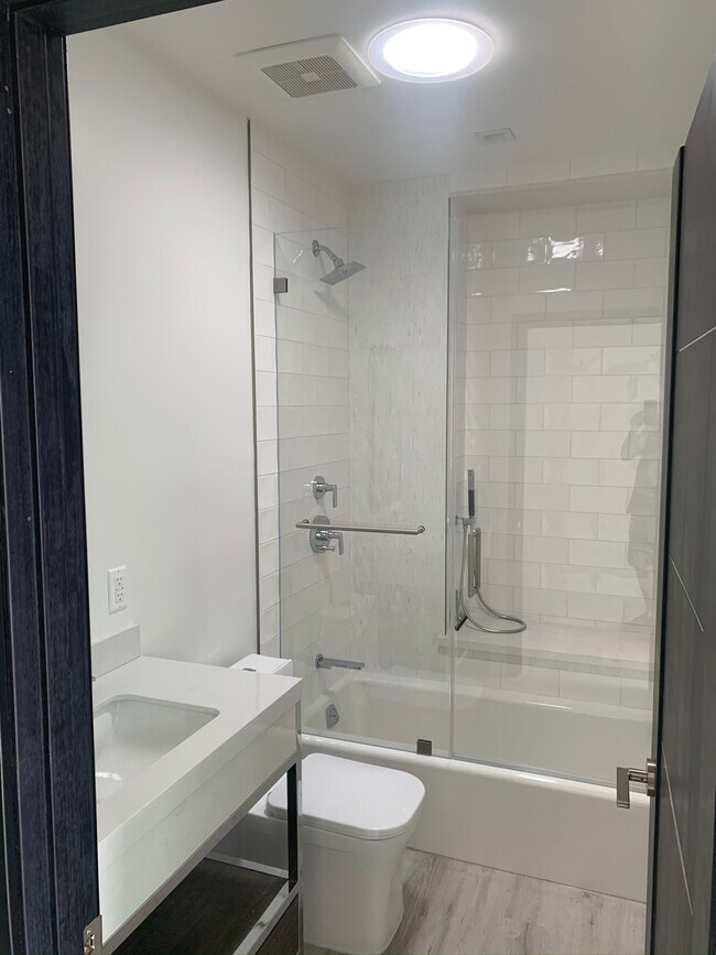 Bathroom, tub/ shower - 3426 Gurnard Ave