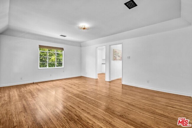 Foto del edificio - 350 S Roxbury Dr