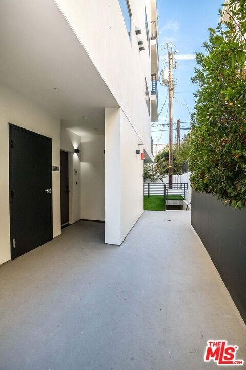 Building Photo - 124 S Croft Ave