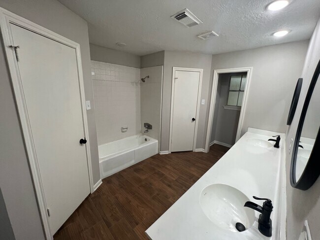 Building Photo - 1559 Oconnor Dr