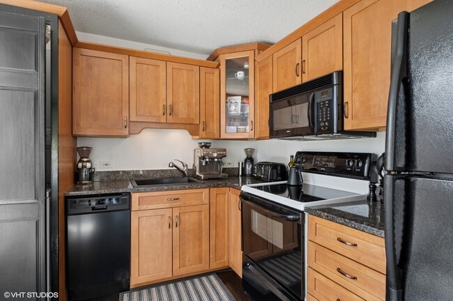 Building Photo - 1212 N La Salle Dr