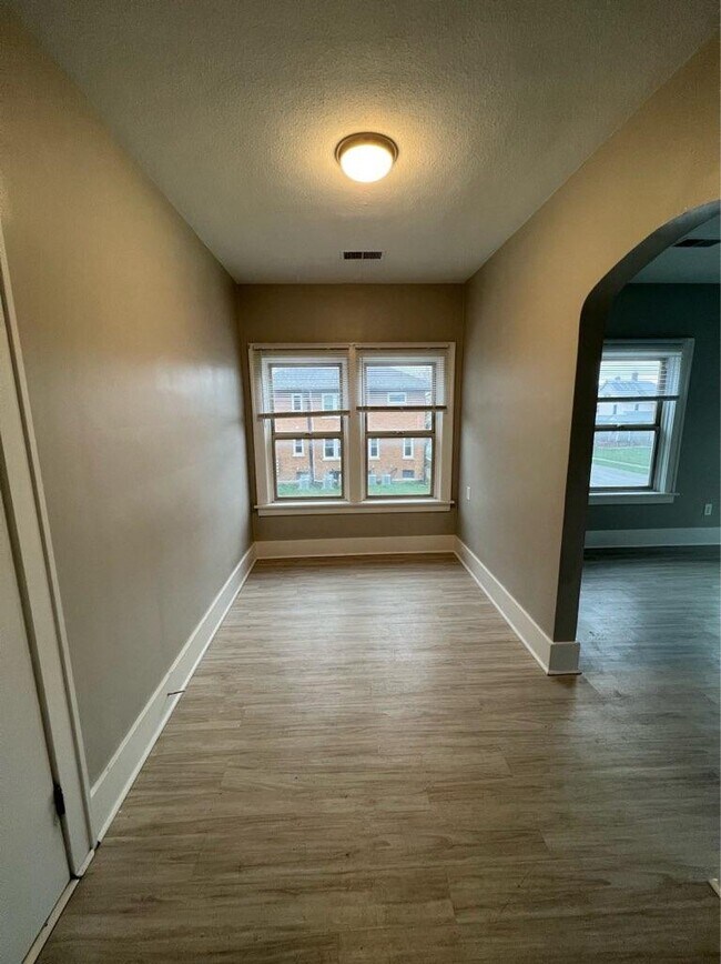 Dining area - 406 Oak St