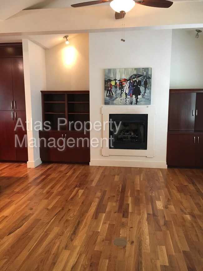 Foto del edificio - Cherry Street * Attached Garage * Wood Floors