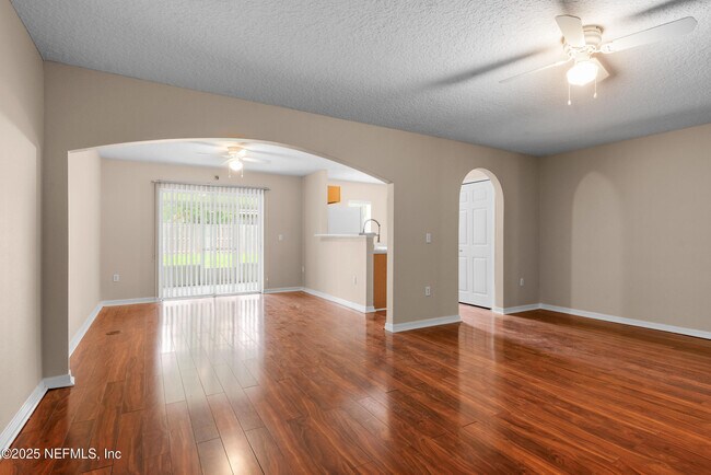 Foto del edificio - 11871 Lake Bend Cir