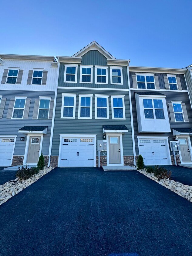 Primary Photo - Brand New Townhouse for Rent in Wingate