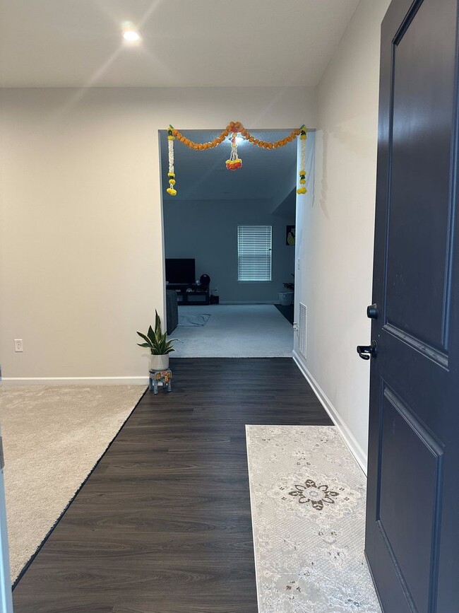Building Photo - 3 Bedroom Single Family w/ Finished Baseme...