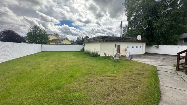 Building Photo - 2591 Riverview Dr