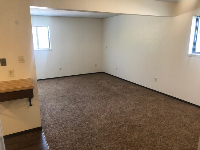 Living room - 2100 Van Lennen Ave
