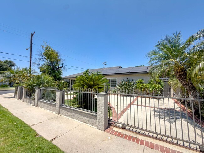 Foto del edificio - Resort Style 3Bed/3Bath in Northridge!