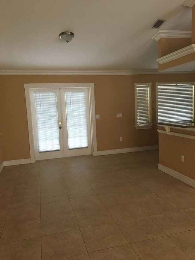 Building Photo - $1,995 ** 3 Bed / 2 Bath * Single Family Home