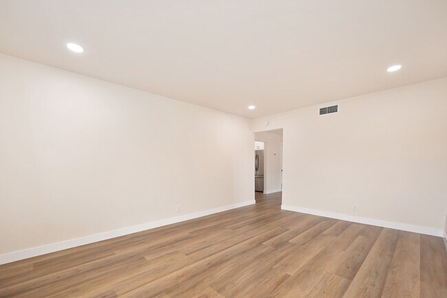 Foto del edificio - 5691 Cutler Ct