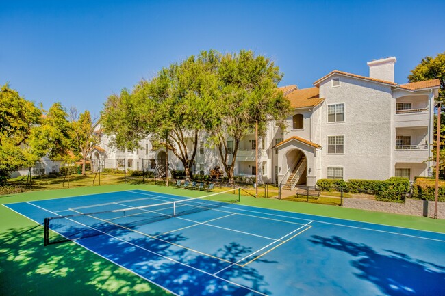 Perfeccione su partido de tenis con nuestra cancha estilo resort. - Windsor on White Rock Lake