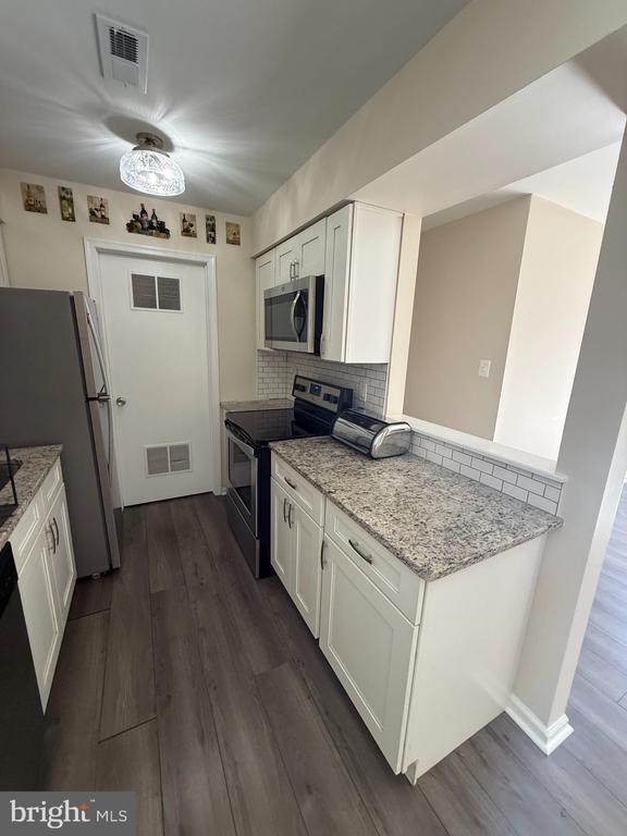 Foto del edificio - 64 Dover Ct