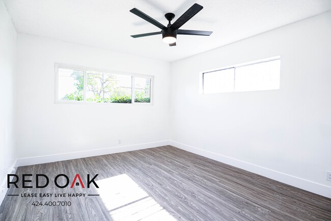 Building Photo - Super Spacious One Bedroom Walk-Up with Op...