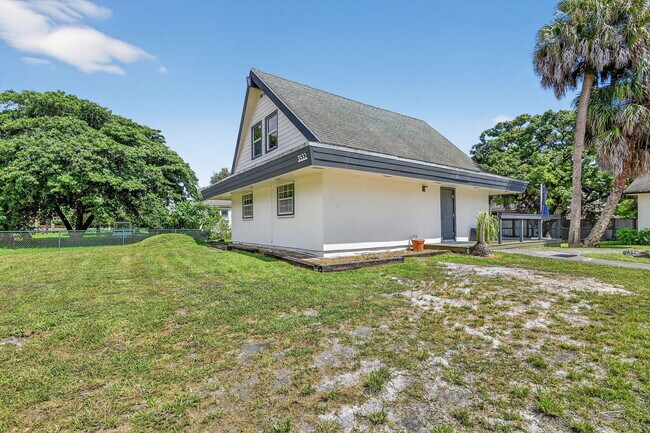 Foto del edificio - 3532 Coconut Rd