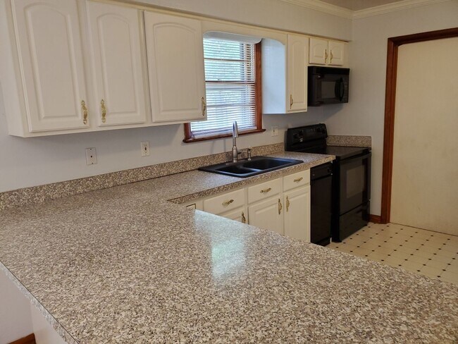 Building Photo - Lovely Home in the Lake Smith Terrace