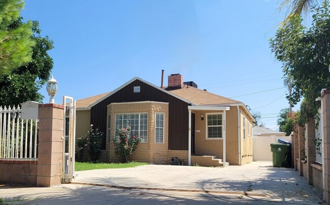 Building Photo - Spacious Newly Rehabbed Home with Pool in ...