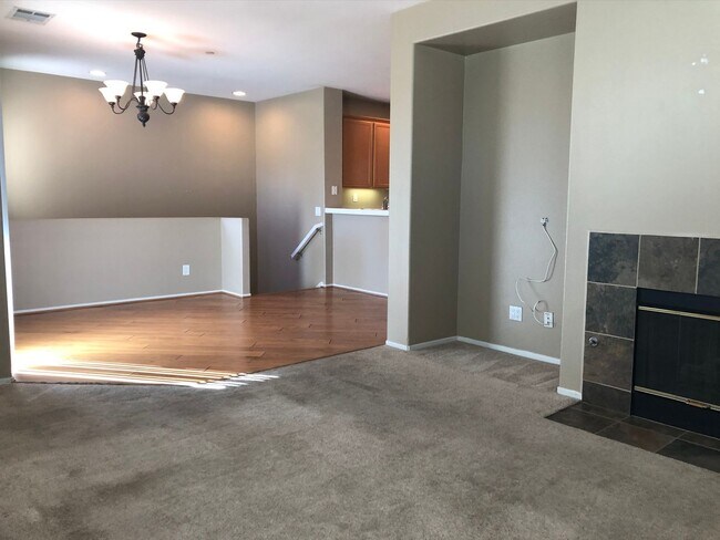 Foto del edificio - Comfort and convenience in this 2 bedroom ...