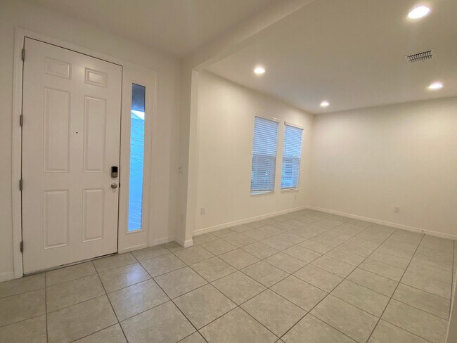 Building Photo - Beautiful 3BR/2.5BA Townhome in Ravenna Wi...
