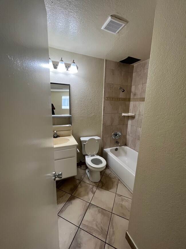 Foto del edificio - 6908-6914 Hazeltine Ave