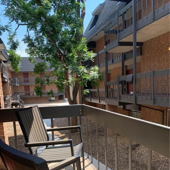 balcony - 1065 University Ave