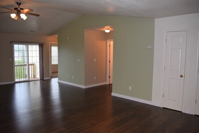 Building Photo - 3 bedroom 2 Bathroom Duplex in Hunters Ridge