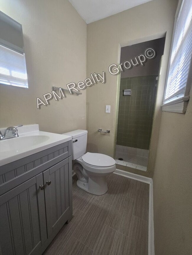 Foto del edificio - Four Bedroom 3 Bath Available NOW!!