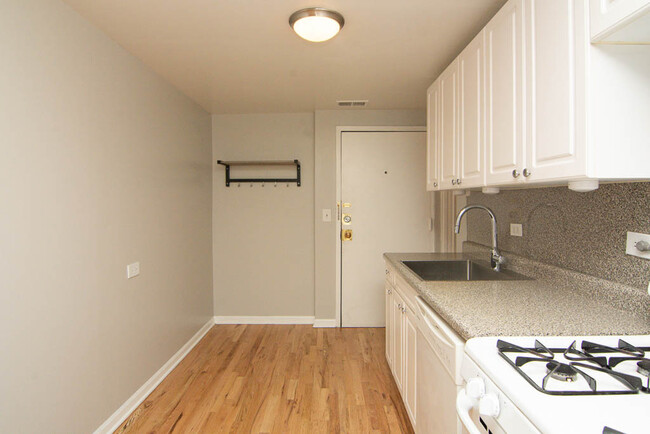 Building Photo - 959 W Webster Ave