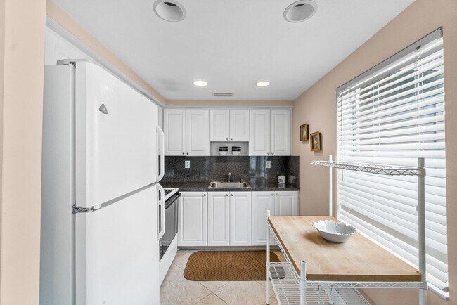 Building Photo - 715 Normandy Ln