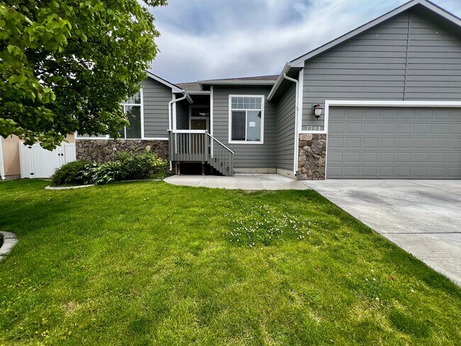 Foto del edificio - Home in West Valley with garage & back yard!