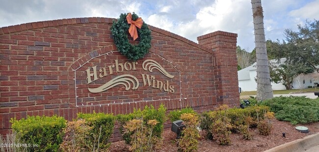 Foto del edificio - 916 Hyannis Port Dr