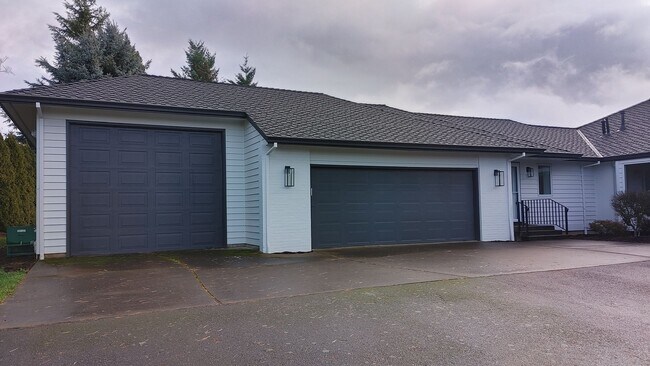 Building Photo - Spacious 4 Bedroom 3 1/2 Bath Home That Si...