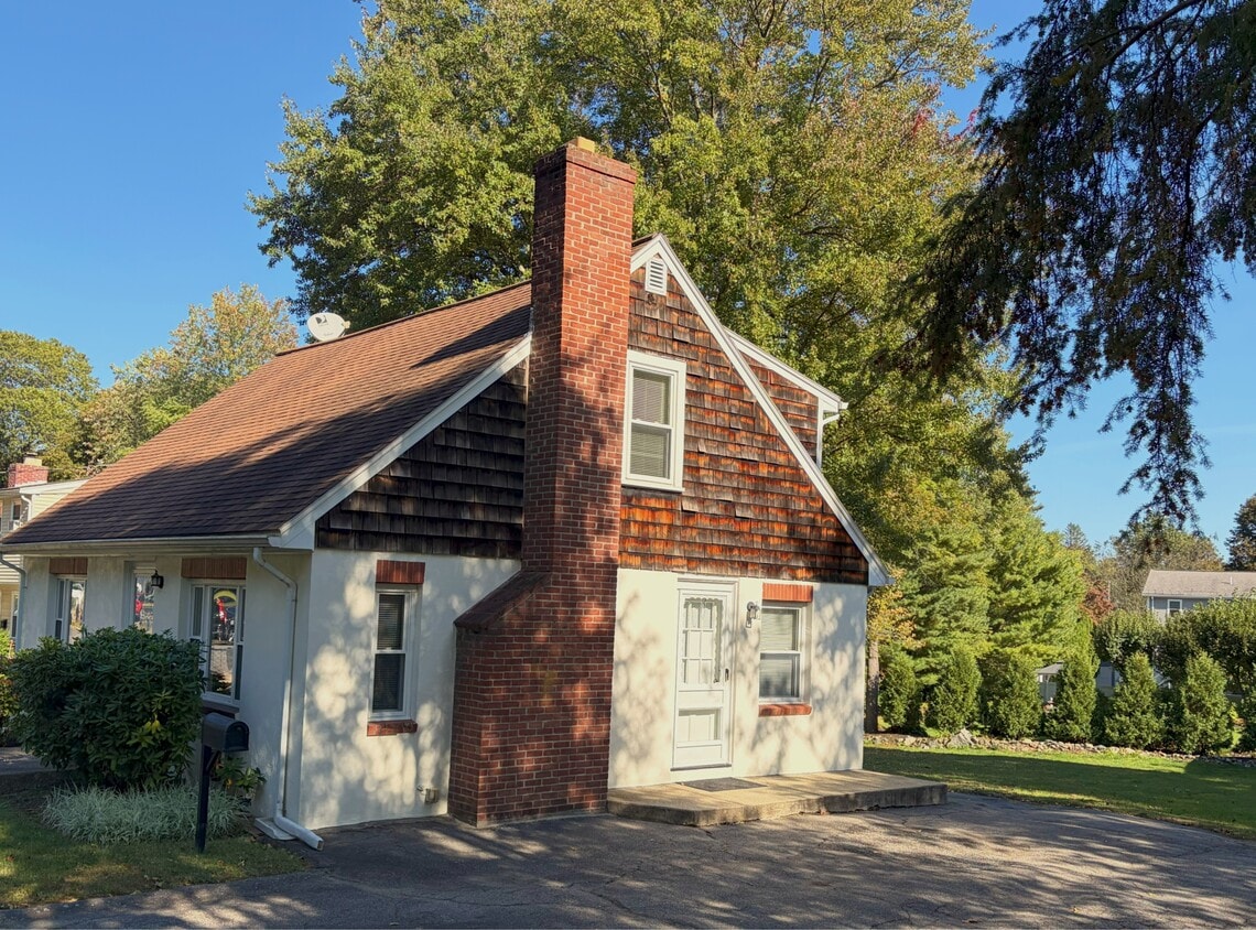 Primary Photo - 15 Willard St