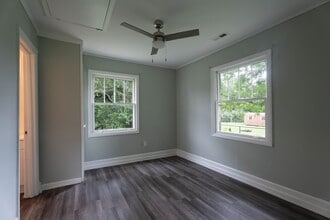 Building Photo - 303 S Elm St