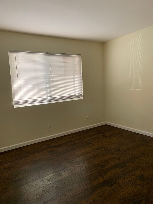 Building Photo - 961 Ravenscourt Ave