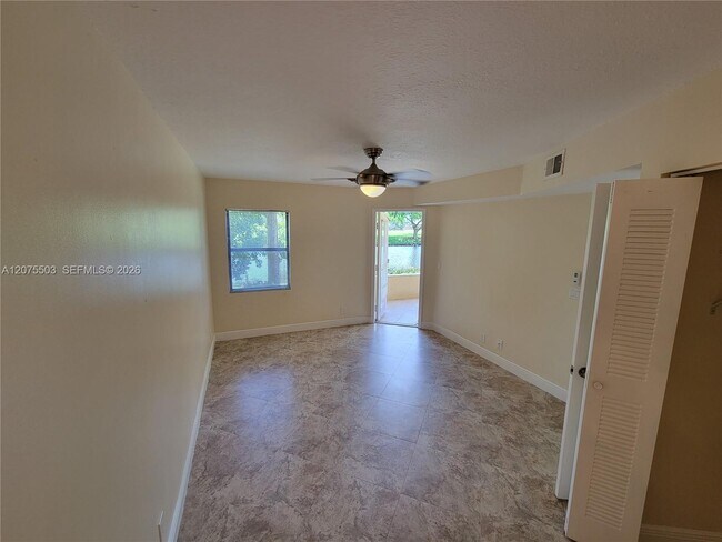 Building Photo - 9999 Summerbreeze Dr