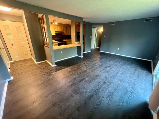 Building Photo - Newly Updated! - 2 Bedrooms 1 Bathroom - H...