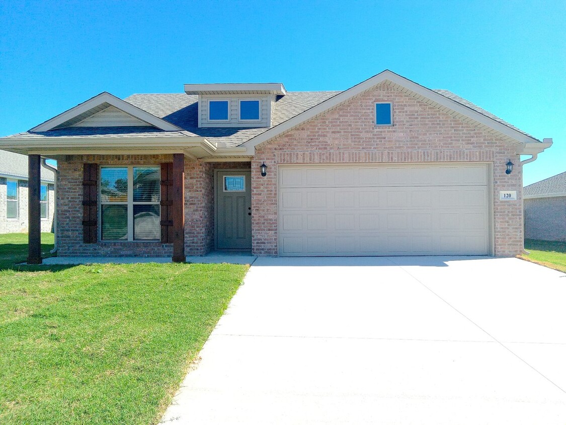 Primary Photo - Beautiful 4 Bedroom in Apple Crossing - AV...