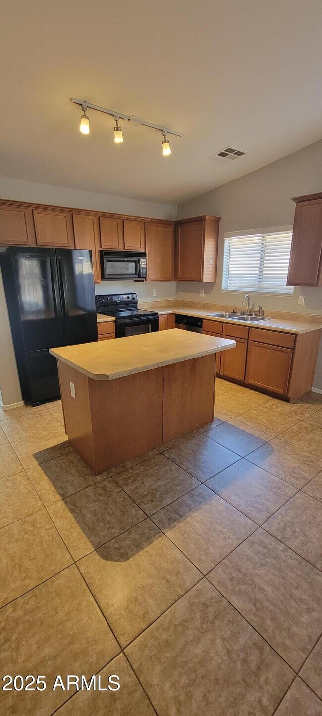 Foto del edificio - 45360 W Woody Rd