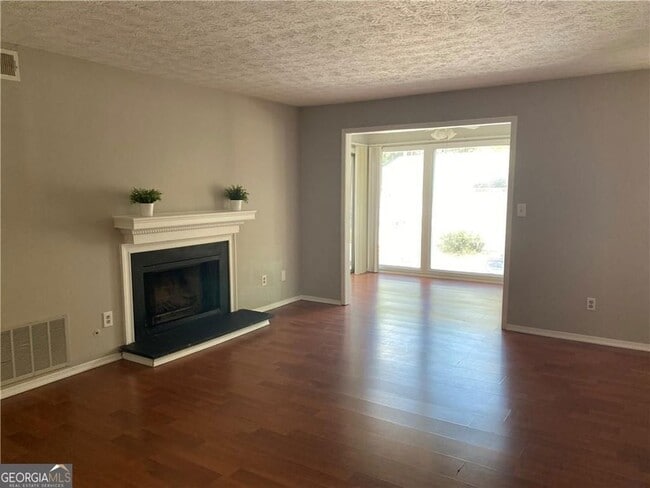 Building Photo - 1607 Augusta Dr